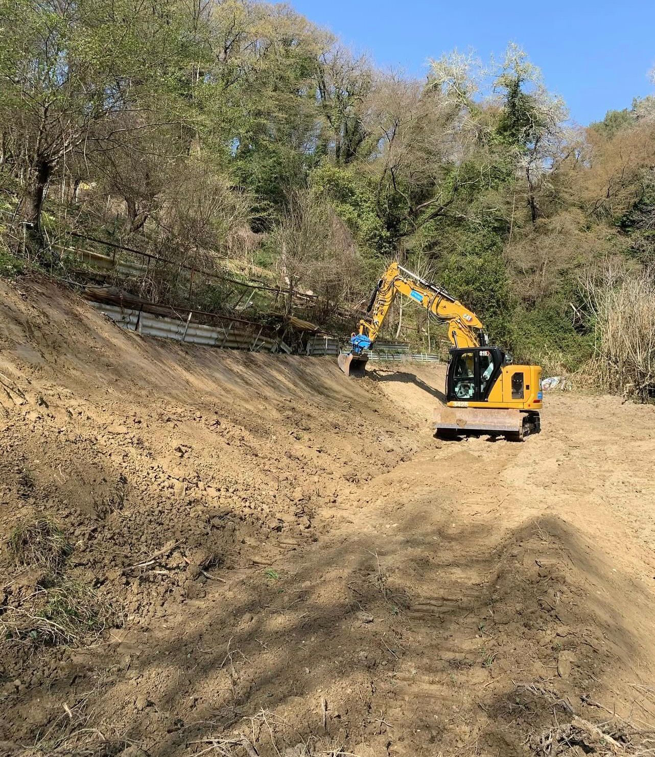 Pelleteuse creusant un accès
