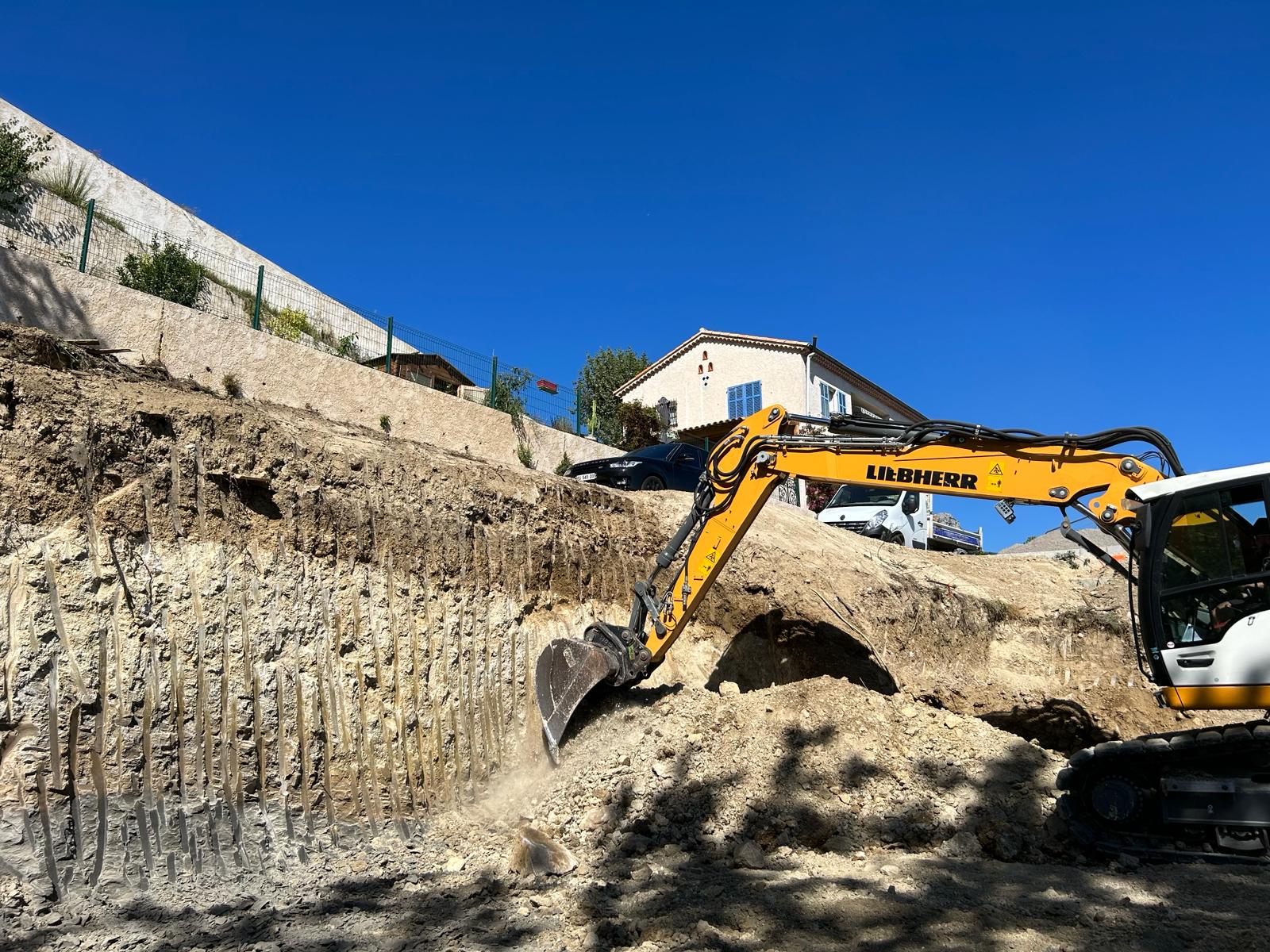 Liebherr excavation terrain rocheux