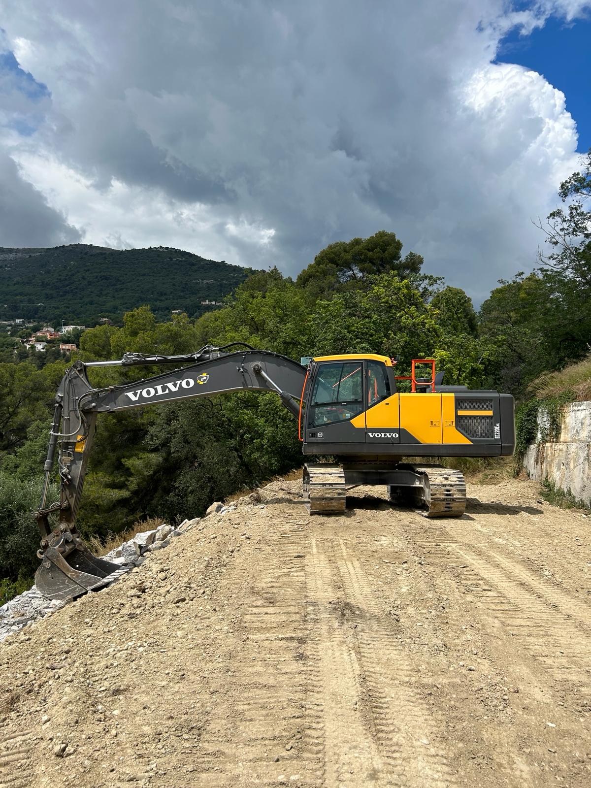 Pelle Volvo sur chantier de terrassement dans les Alpes-Maritimes