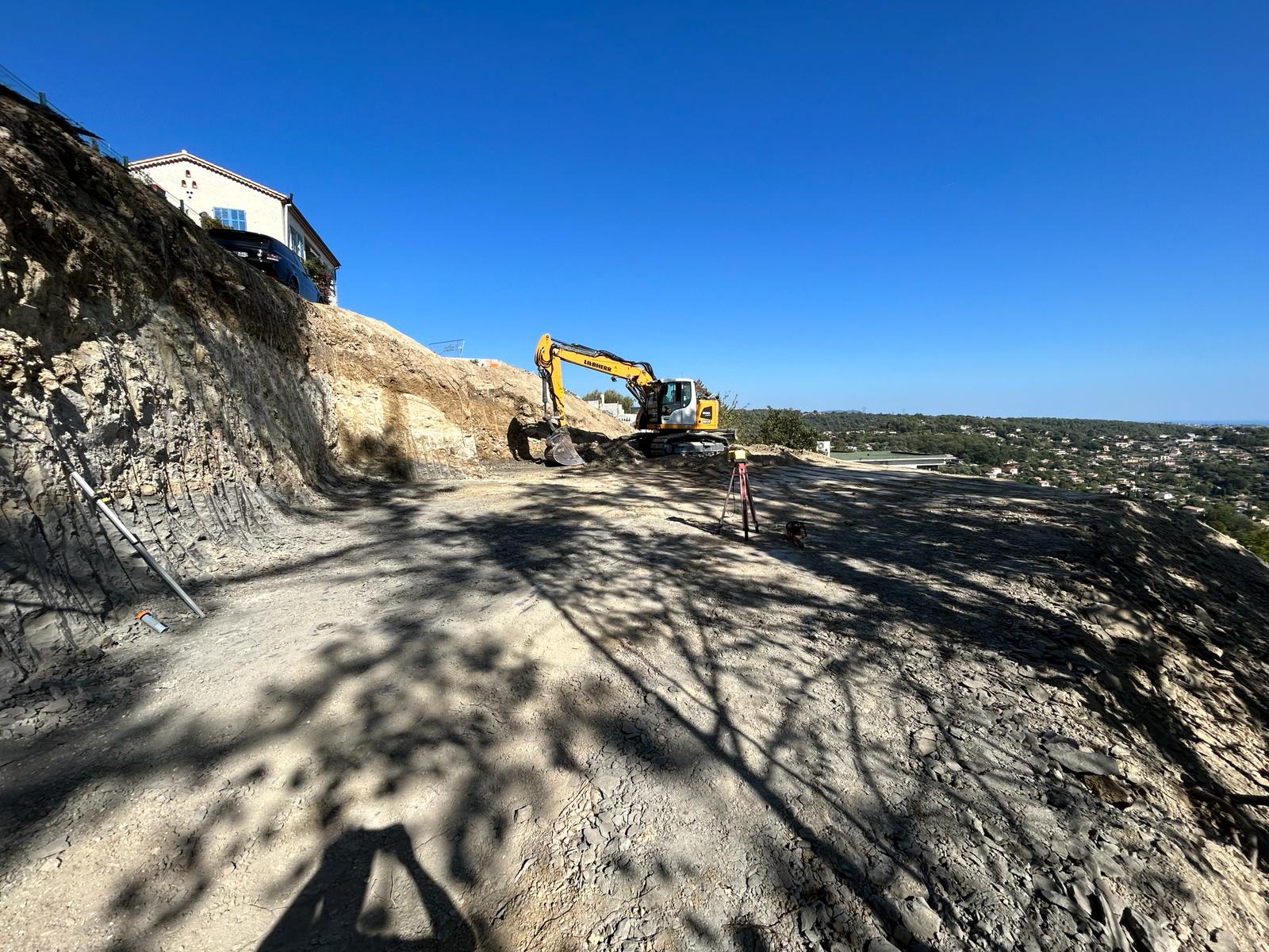 Pelleteuse Komatsu sur colline