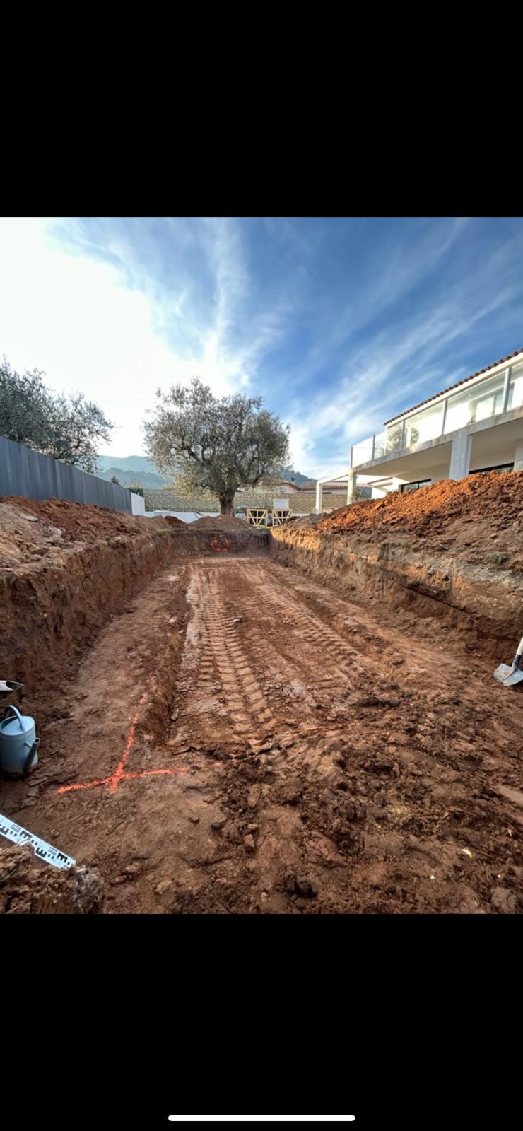 Tranchée fondations terre rouge